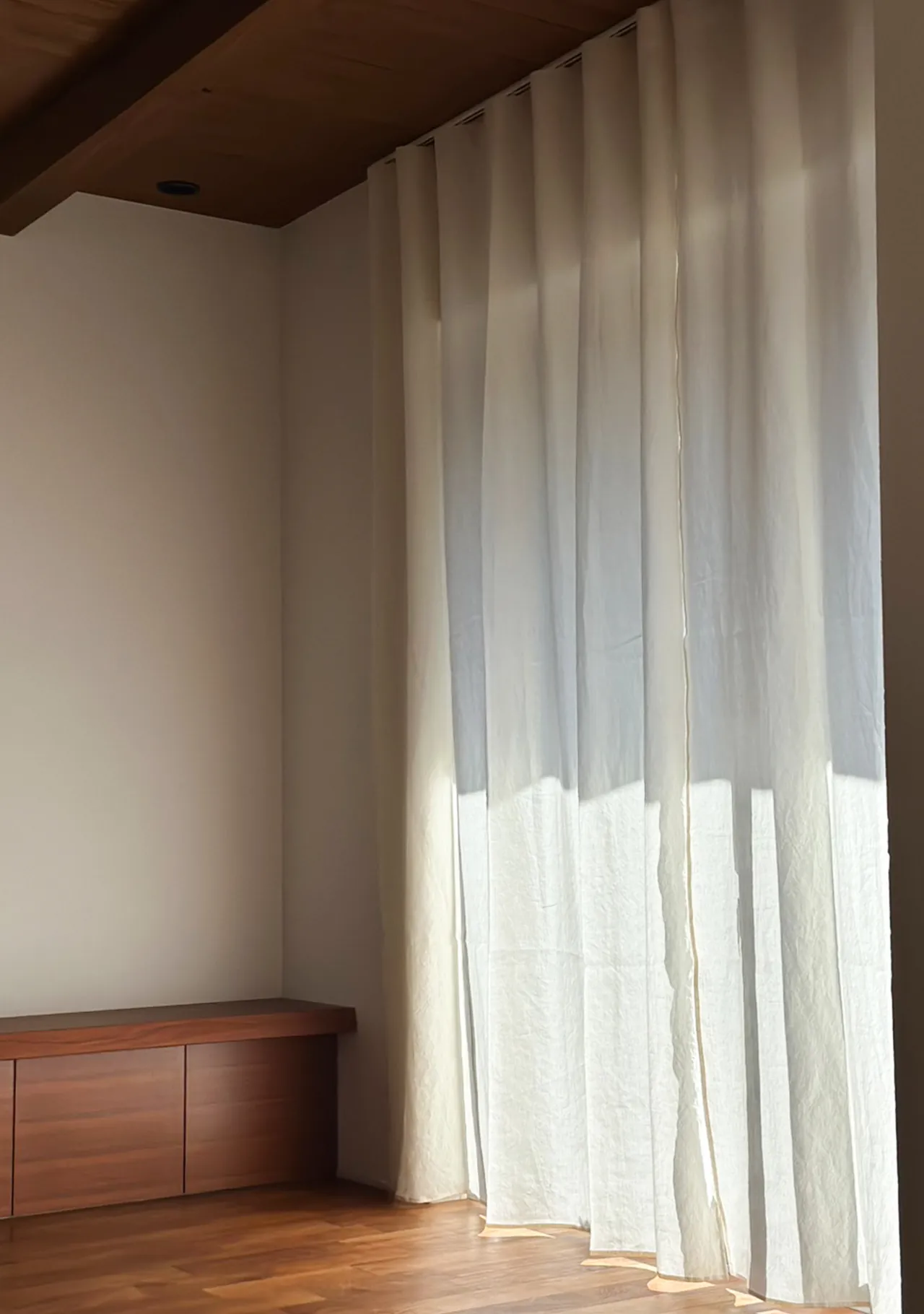 美濃和紙カーテンが採用されたリビング