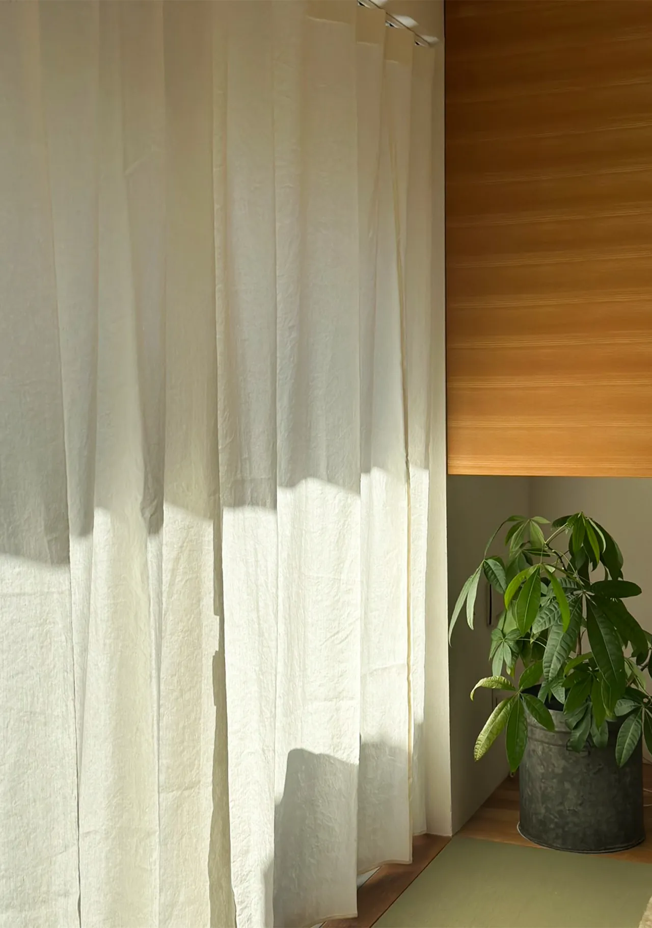 美濃和紙カーテンが採用された和室